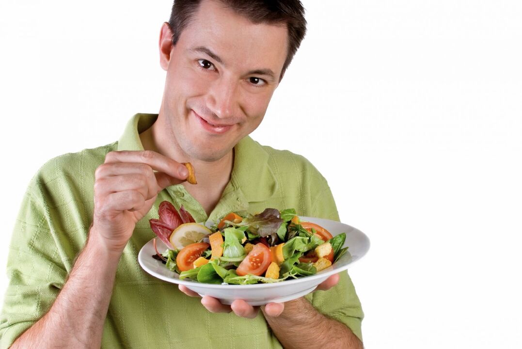 un bărbat mănâncă alimente pentru a crește potența